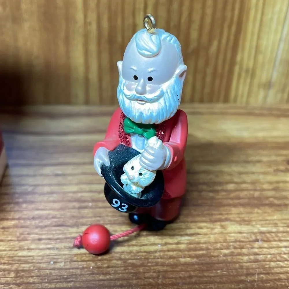 1993 Hallmark Keepsake Ornament That’s Entertainment‎ Santa Rabbit Out of Hat